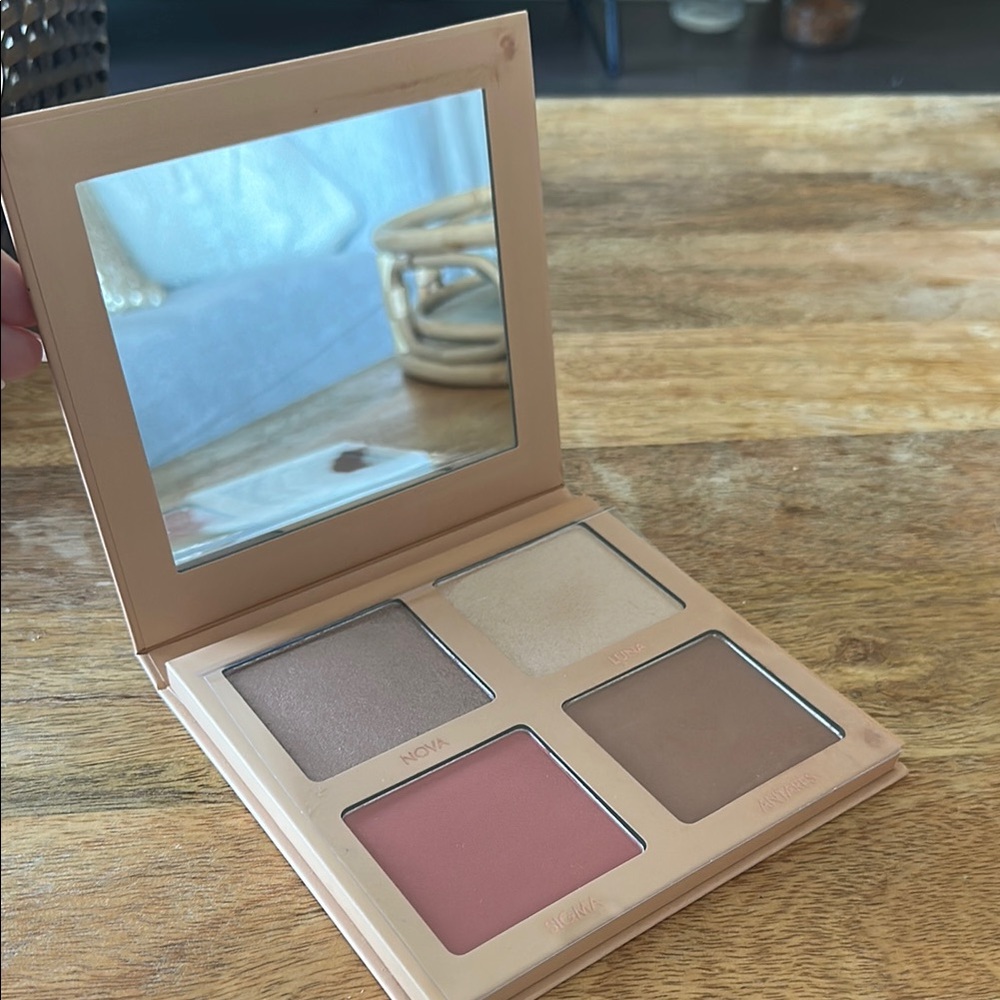 New Mellow Stardust Glow Palette